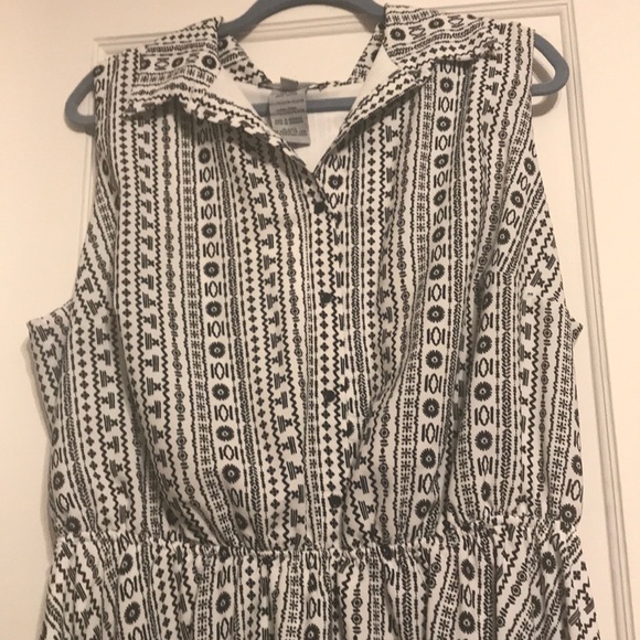 Black & White patterned Dress - Picture 2 of 3